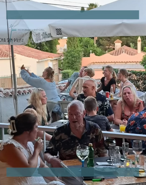 Terraza del restaurante con luz mediterránea